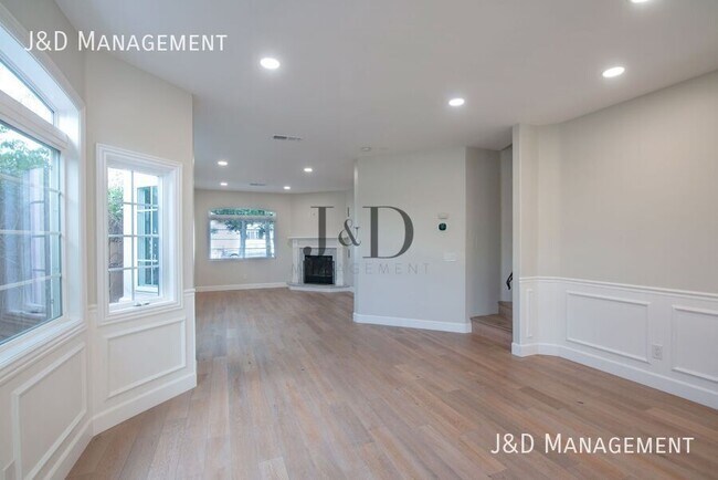 Building Photo - 105 S Ditmar St