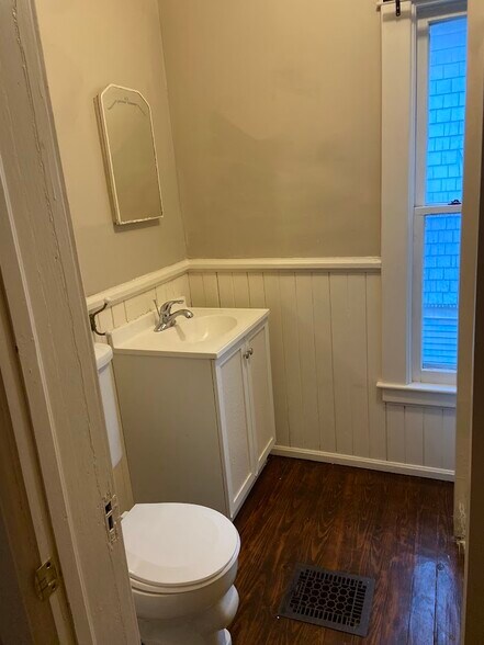 Building Photo - 710 S Park St