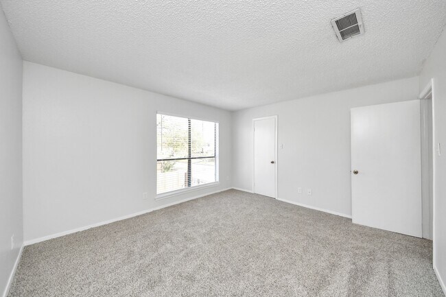 Building Photo - 3750 Tanglewilde St