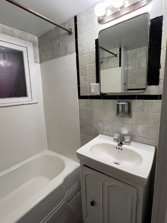 Building Photo - Three Bedroom Single Family House In Olean...