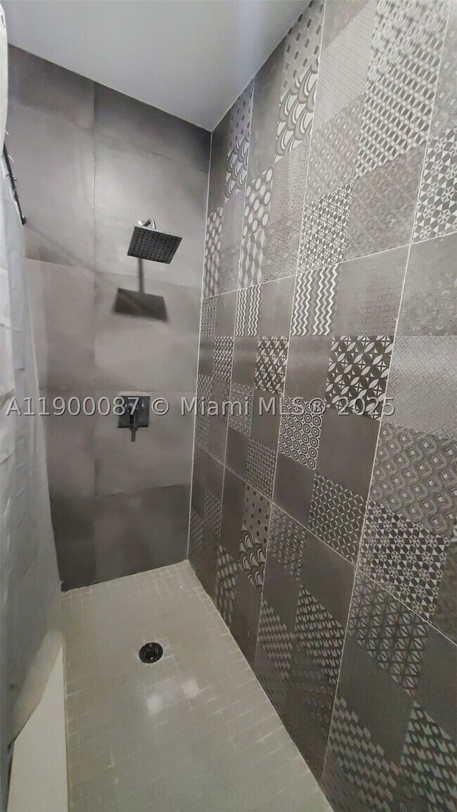 Building Photo - 510 NE 66th St