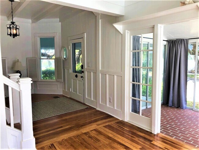 Building Photo - 835 Victoria Dr