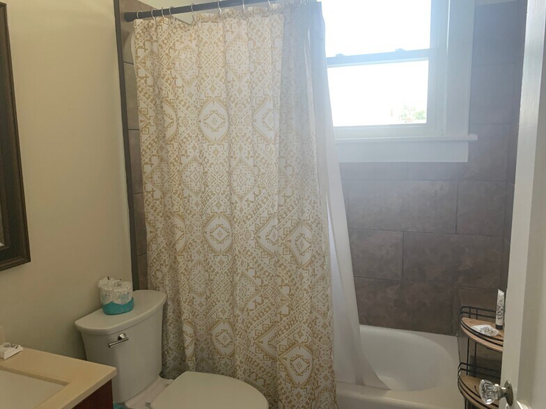 Full Bath - 309 E 34th St
