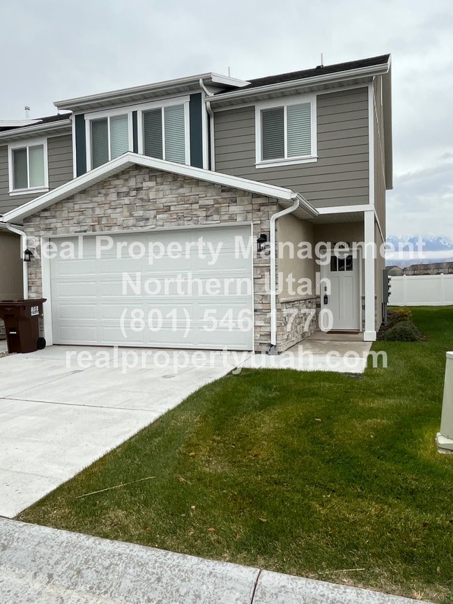 Primary Photo - 3 Bedroom 2.5 Baths End Unit Townhome Avai...
