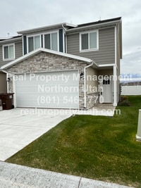 Building Photo - 3 Bedroom 2.5 Baths End Unit Townhome Avai...