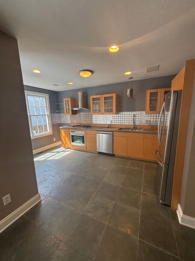 Building Photo - 2 Bedroom 2.5 Bathroom in The Charleston P...