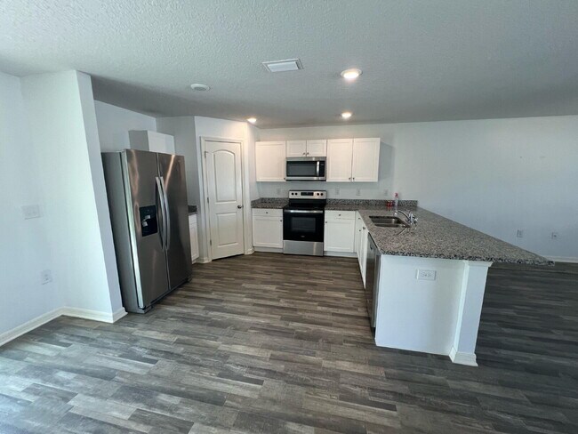 Building Photo - 4-Bedroom Home with Primary Suite | Intern...