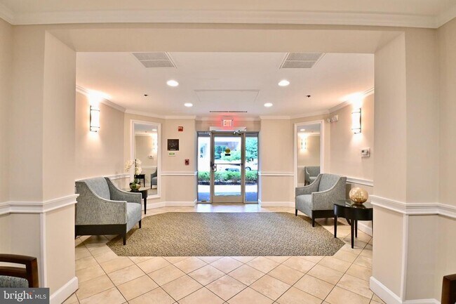 Building Photo - 11775 Stratford House Pl