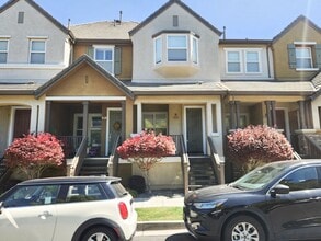 Building Photo - Spacious Townhouse in San Mateo