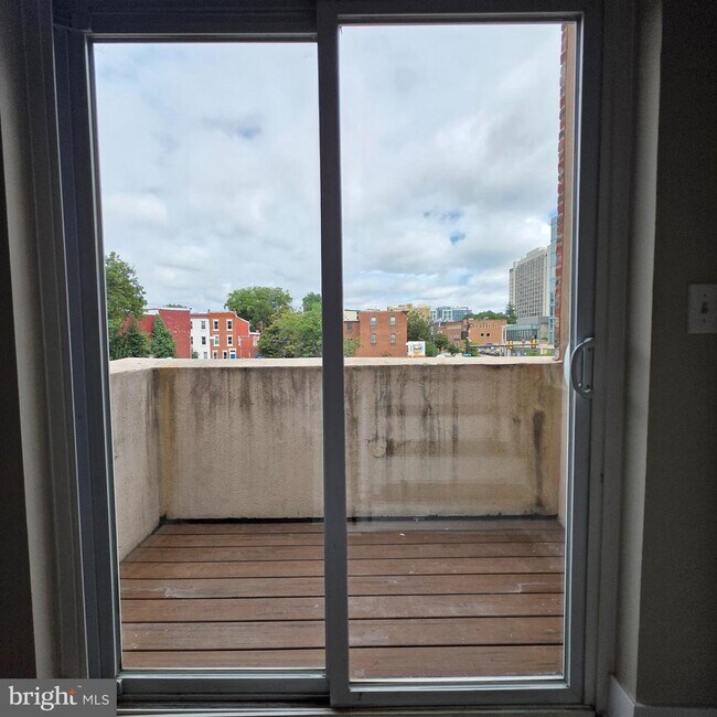 Building Photo - 2217 Spring Garden St