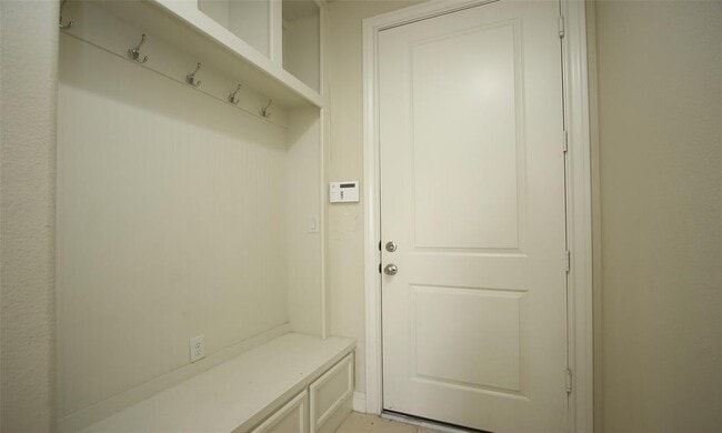 Building Photo - 2027 Fannin Station W