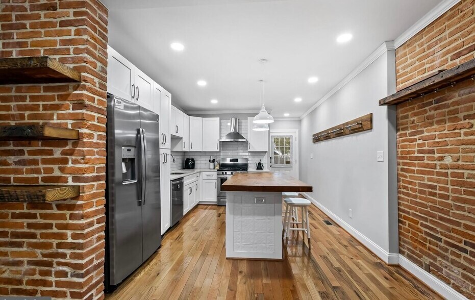 Kitchen - 106 E Clement St