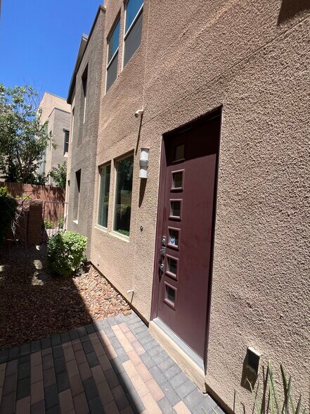 Building Photo - 11361 Gravitation Dr