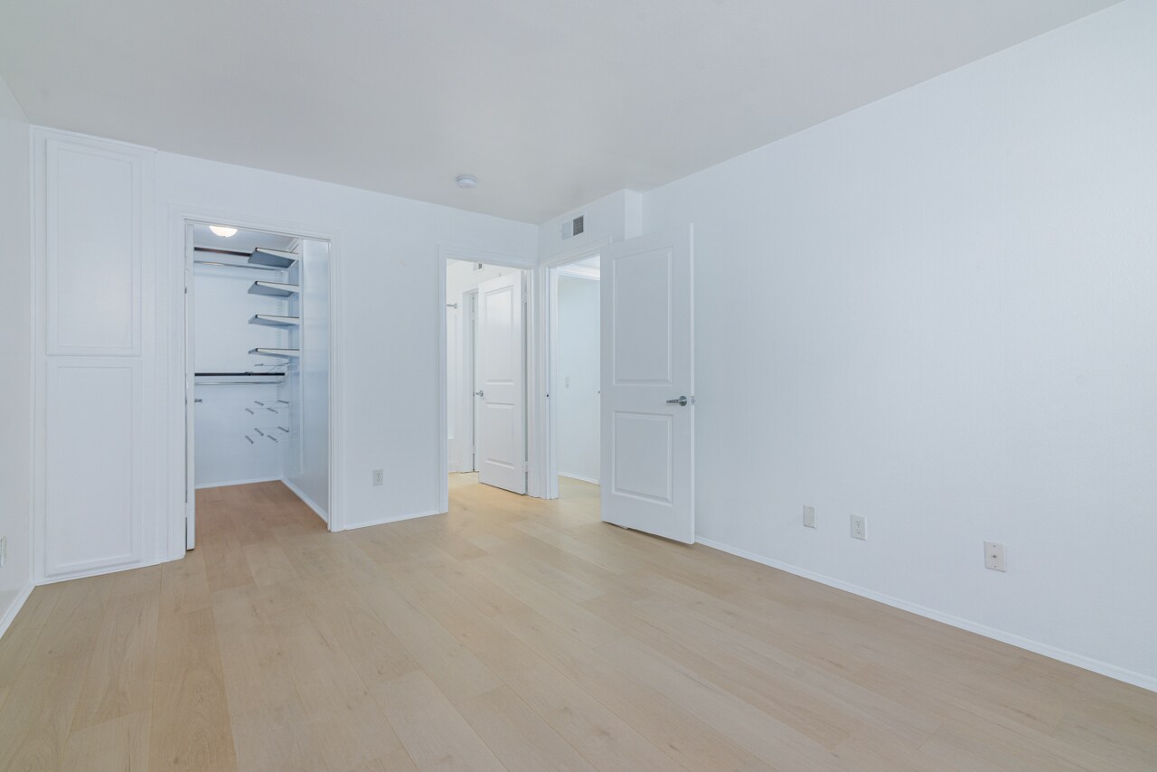 Building Photo - 355 N Maple St