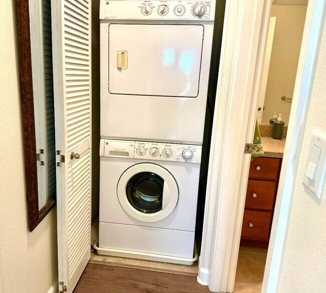 Building Photo - Turn Key Furnished 1 BR, 1 BA with Secure ...