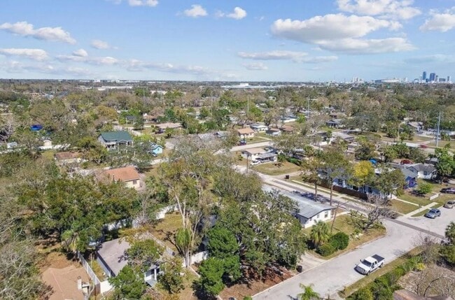 Building Photo - Housing Voucher Accepted: Charming 4-Bedroom Home in Saint Petersburg