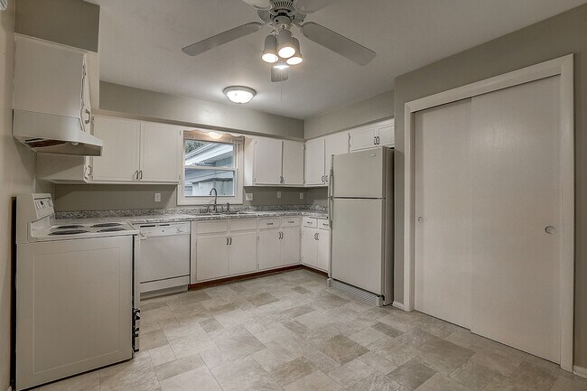 Kitchen 6825 - 6825 S Juniper Dr