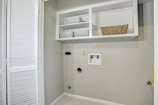 Building Photo - 1074 Apache Falls Dr