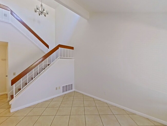 Building Photo - Lakeview Townhouse - 2 Bed / 1 ½ Bath