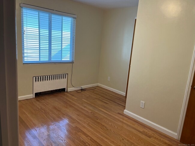 Building Photo - 195 Valley St