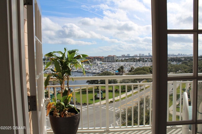 Building Photo - 404 S Beach St