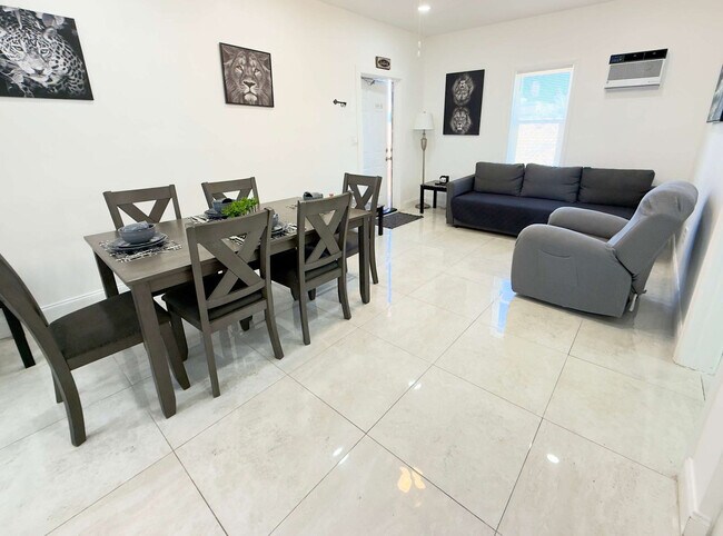 Primary Photo - 324 Van Buren St