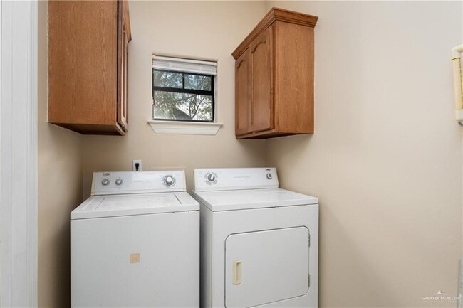 Building Photo - 1307 W Kiwi Ave