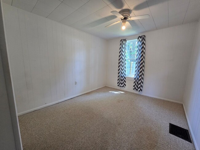 Building Photo - Cute 2 Bedroom Home with Country Feel