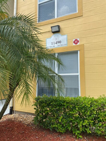 Building Photo - 11490 Villa Grand