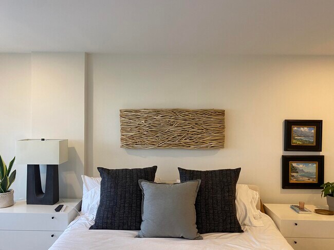 Building Photo - 1021 Hillsboro Mile
