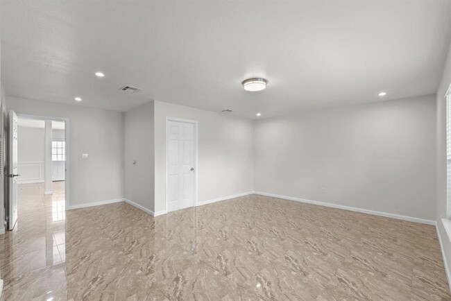 Building Photo - 1903 Pinewoods Way