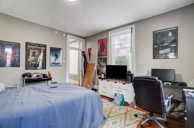 Building Photo - Clifton House For 2026-2027 With Parking Lot!