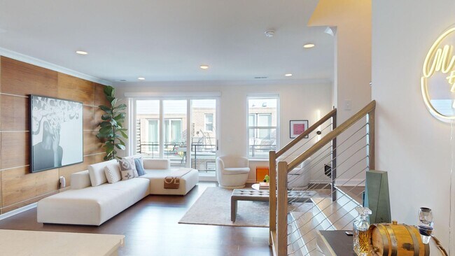 Building Photo - Beautiful Rooftop Terrace Townhome w/ gara...