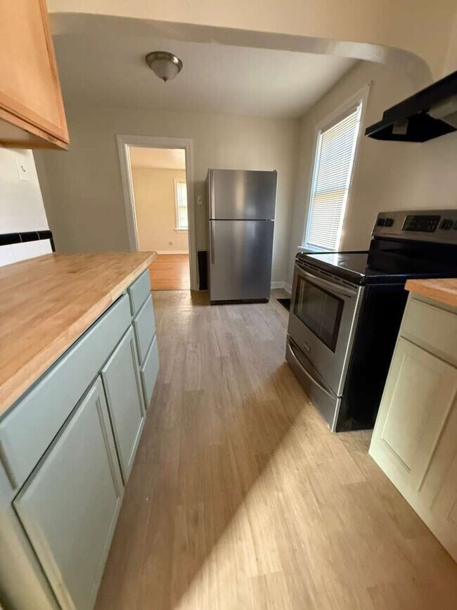 Building Photo - "Charming 3-Bedroom, 1 bath Riverview Retreat with Hardwood Floors & Unfinished basement!"  Ready...