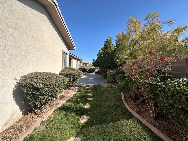 Building Photo - 10447 Garden Rose Dr