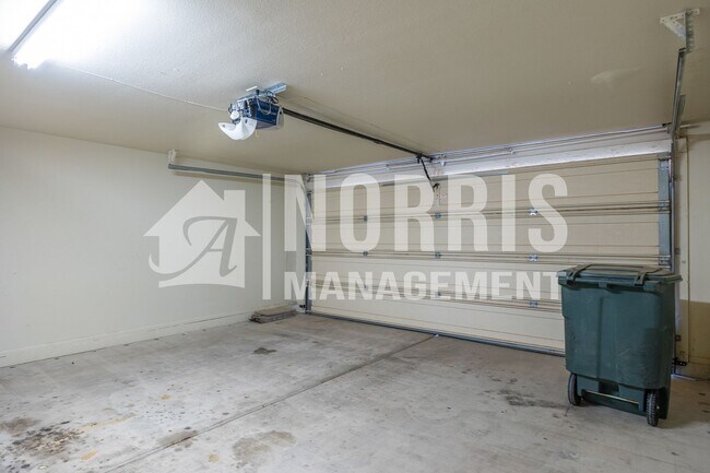 Building Photo - Cozy Home with No HOA and a Large NO Maintenance Backyard