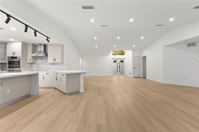 Building Photo - 16859 Crestview Ln