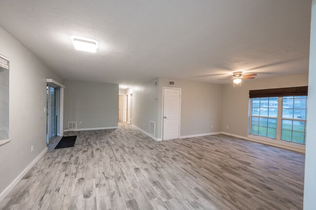 Building Photo - 1011 Bianca Dr NE