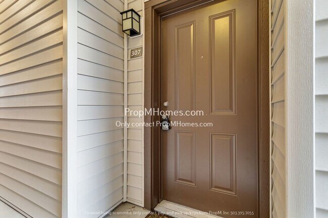 Building Photo - Beautiful Must See Two Bedroom Condo in Ce...