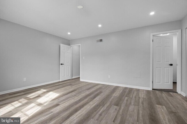 Building Photo - 548 Susan Dr