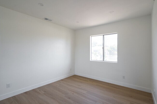 Building Photo - Central air conditioning!