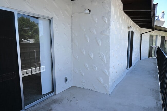 Building Photo - 5941 S Land Park Dr