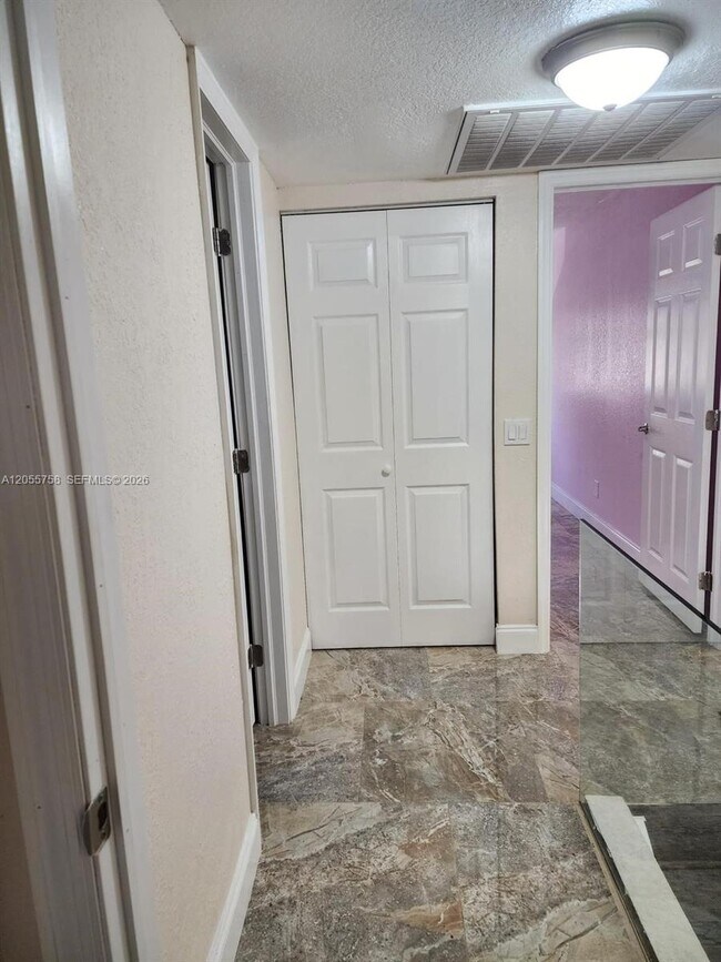 Building Photo - 11130 N Lakeview Dr