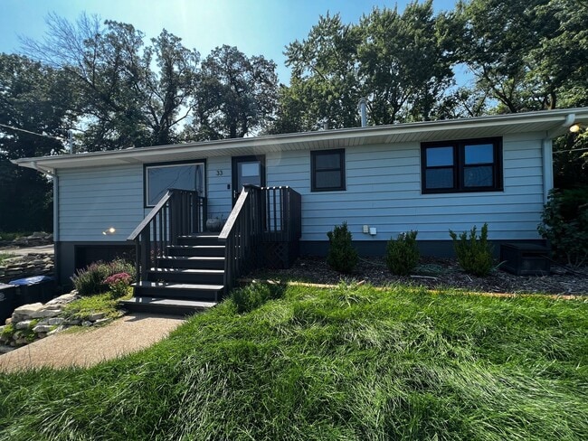 Building Photo - Updated 4 Bed 2 Bathroom House near East HyVee!