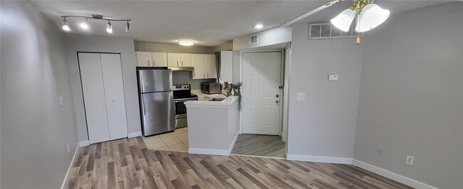 Building Photo - 1972 Lake Atriums Cir