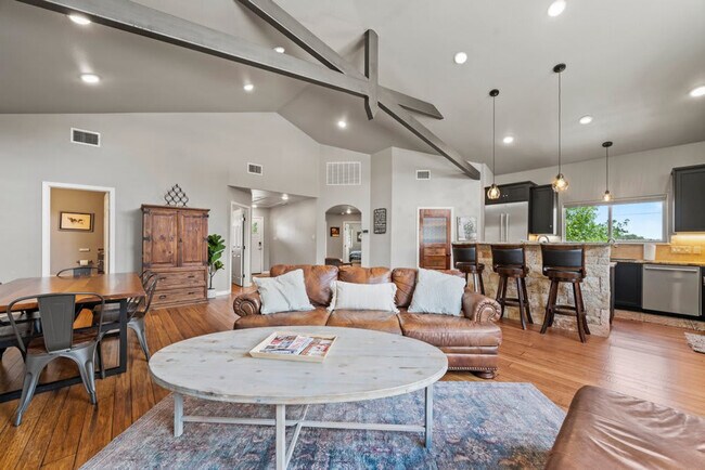 Building Photo - 1740 W Live Oak St