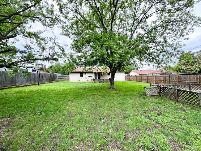 Building Photo - Available Now!!!! Gorgeous 3 bedroom, 2 bath, 2 car garage home. Beautiful wood look flooring. Sp...