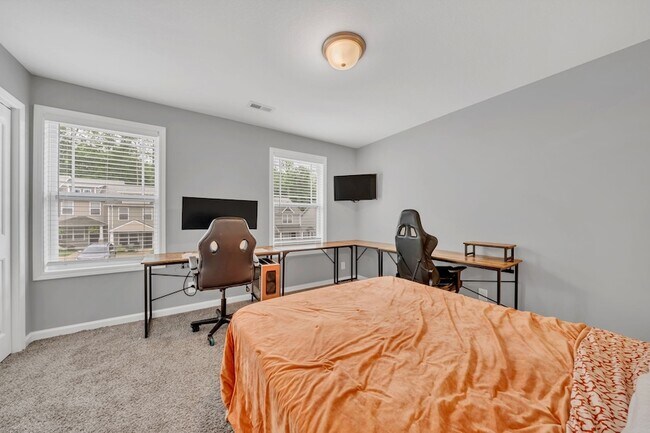 Building Photo - 253 Woodland Vly Ln