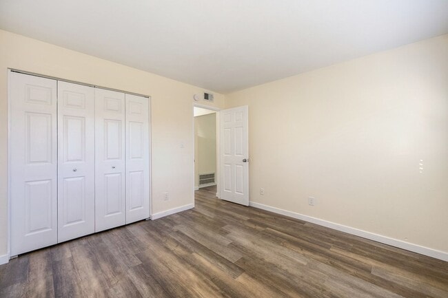 Building Photo - 2 bedroom, 1 bath