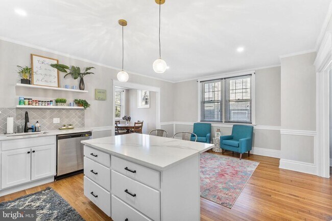Building Photo - 706 W 21st St
